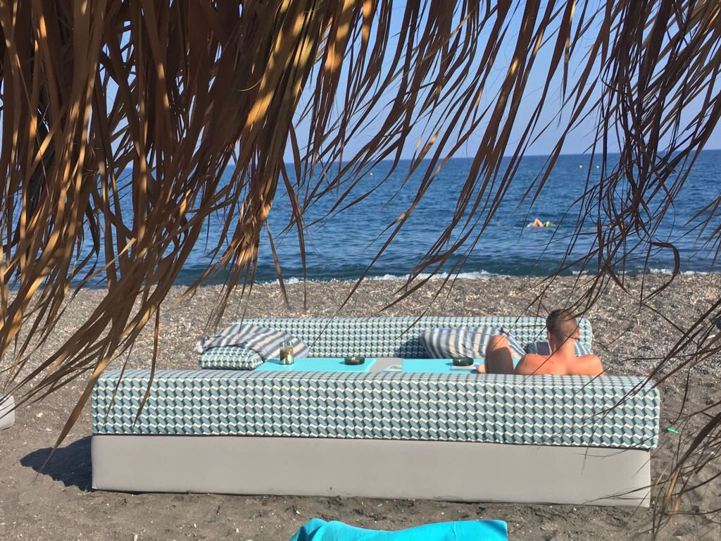 Oggi la giornata è andata così: un vero relax da Vip con <a href="/LucaAntonelli22/">Luca Antonelli</a> #santorini #grecia #vip #sea #summer #jojobeachbar #perivolos