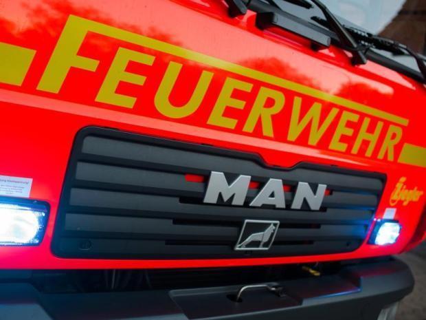 freie_presse's tweet photo. #Waldbrand bei #Potsam: Das Feuer entstand direkt an der A 9 - und breitete sich rasend schnell aus. Wenig später stehen 90 Hektar Wald in Flammen. Die A 9 wird gesperrt, Anwohner sollen sich auf eine Evakuierung vorbereiten. https://t.co/wIfam3pmMC https://t.co/afXMaFghHc