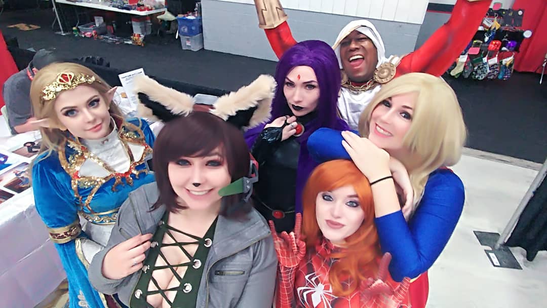 SirynRae's tweet photo. All the fun cosplay peeeples at #ChapelCon!
@hannaheva
@aradia_tombes
@knightmage1
@superkaycecosplay
@ohmysophii
And me!!!
Look at all the cute faces!!! I have such pretty friends!
---------
#conlife #goobers #selfies #cosplayers #cosplayfriends #convention https://t.co/f2BOaV7tTq