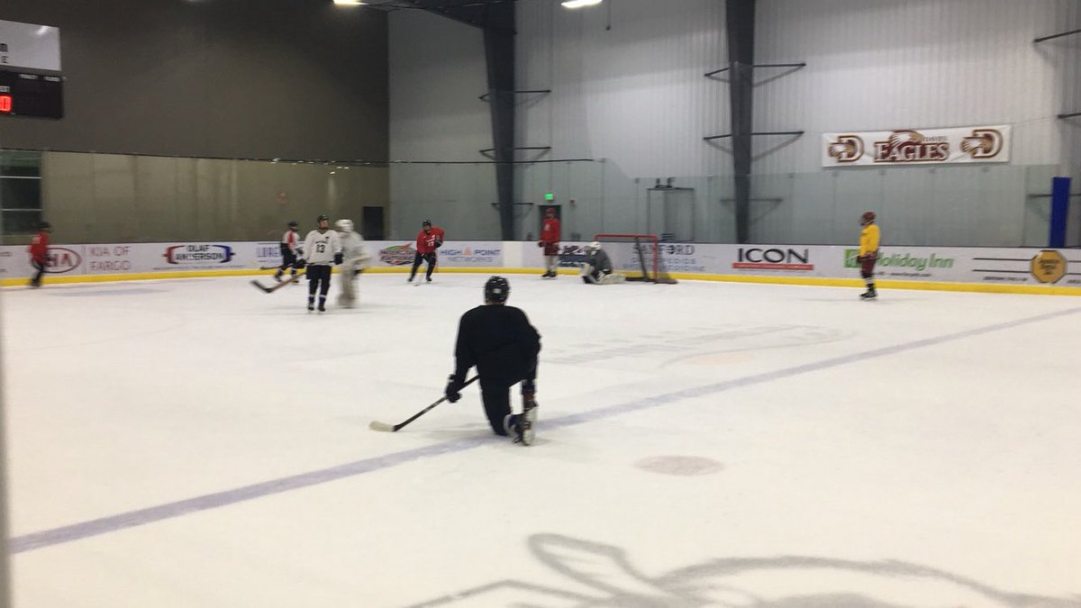2DogsHockeyCamp's tweet photo. Looks like @JaredWinter2000 is jumping into the play to make things happen!!

#2DogsCup https://t.co/QjulO3TdJQ