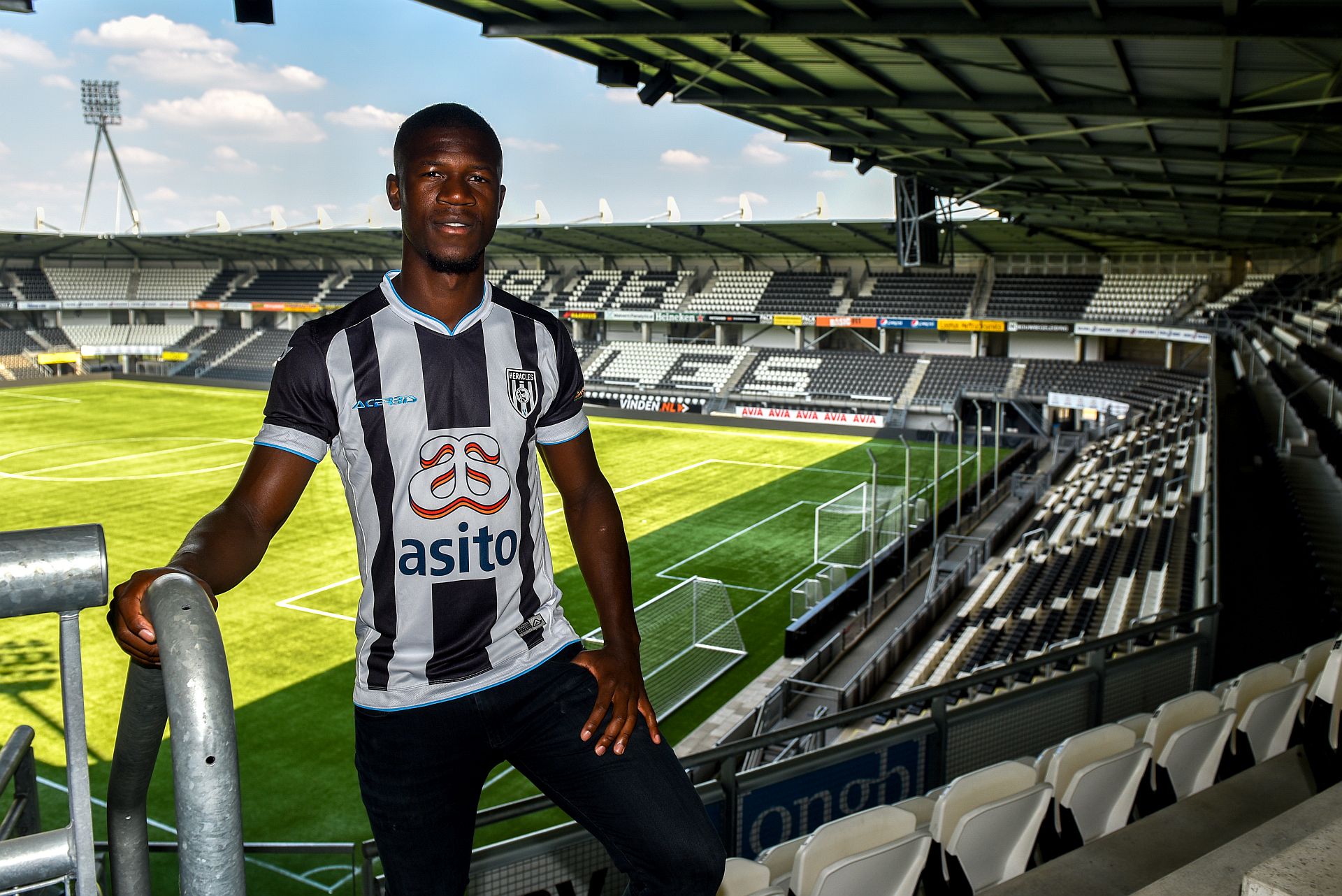 Heracles Almelo on Twitter: "NIEUWS | Stephen Sama tekent ...