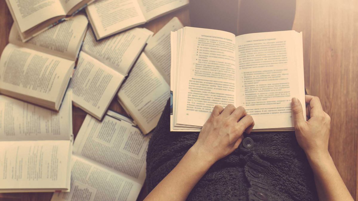 Plathfinder's tweet photo. "When you start #reading in a certain way that’s already the beginning of your #writing...The love of other writers is an important first step." -Tess Gallagher

#amwriting #writerslife #thursdaythoughts #amediting #writingprompt https://t.co/QQTdJCjpP8
