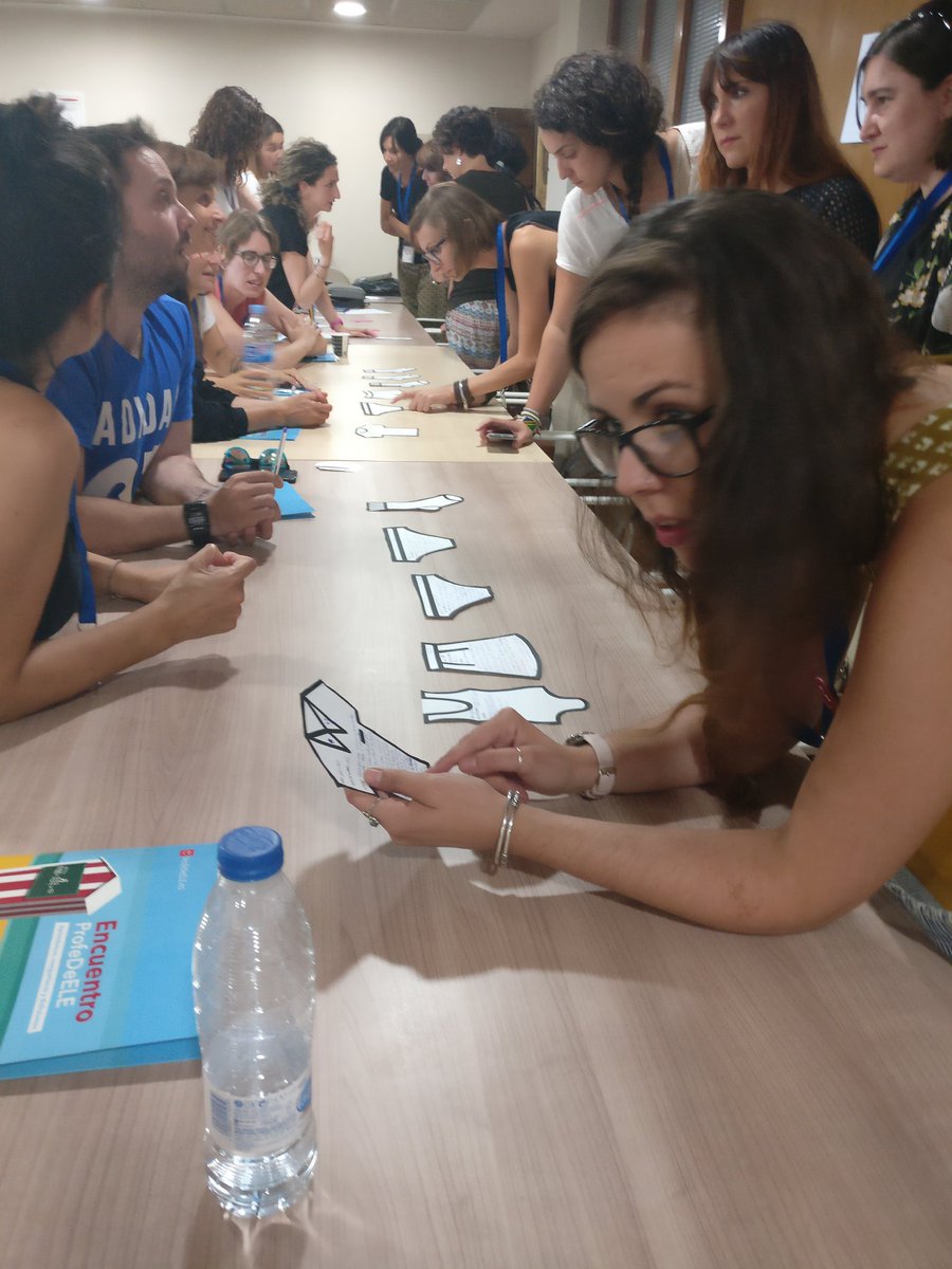 RevistaHabla's tweet photo. Movimiento en el Mercadillo de ideas. Vamos de puesto en puesto y los "mercaderes" nos cuentan las características de las ideas que antes han hablado en grupo. #twitterELE #Profedeele18 https://t.co/H7R9AtvGoz