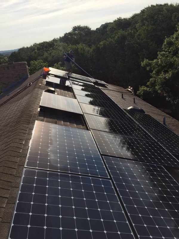 GoFanPRO's tweet image. The Fannin Crew helping provide clean energy, by keeping your solar panels clean and efficient. 
Please RT
#Rollingwood #cleanenergy #clean #soapy #SolarEnergy #solarpower #rooftop #Dirtyjobs #Professional #SafetyFirst