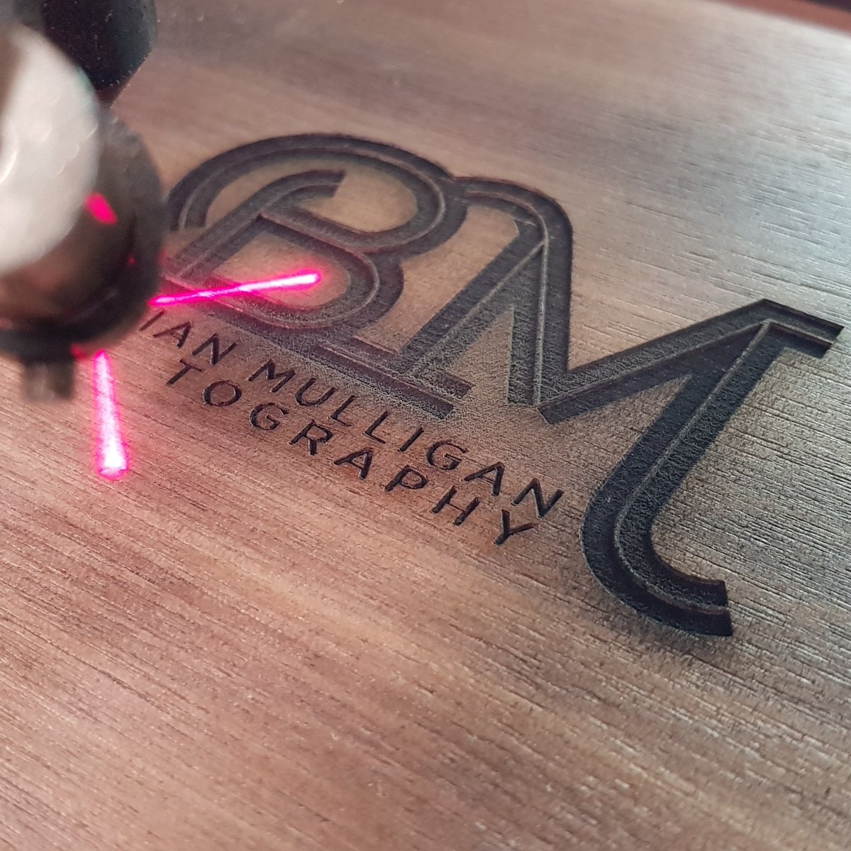 IWGifts's tweet photo. Engraving some more usb boxes. These include free engraving and a choice of free filling.

 #weddingphotographer #weddingphotography #usbbox #walnut #weddinginspiration #weddingdecor #weddingseason #weddingphotos #fineartwedding #fineartphotography #bride #brideandgroom https://t.co/si673FfkRw