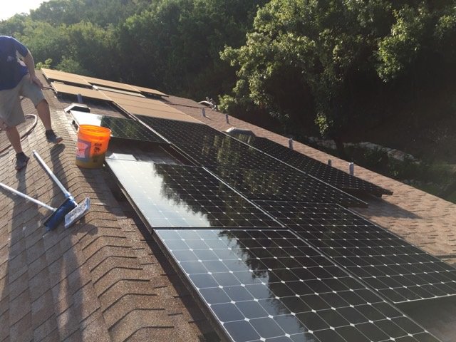 GoFanPRO's tweet image. The Fannin Crew helping provide clean energy, by keeping your solar panels clean and efficient. 
Please RT
#Rollingwood #cleanenergy #clean #soapy #SolarEnergy #solarpower #rooftop #Dirtyjobs #Professional #SafetyFirst