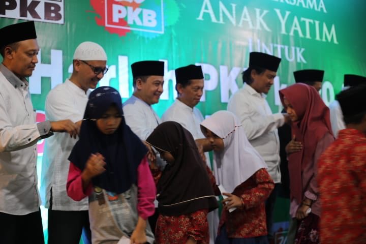 Sukirman_Kir's tweet photo. #HarlahPKB20 Ketua @dpwpkbjateng Gus @yusuf_ch menghaturkan tumpeng hijau kpd Ketua PWNU Kyai @muzamilmahmud direstui KH Haidar Gunardo &amp; KH Tadzkir Mansyur. Didoakan oleh anak yatim. Pemilu Menang! @cakimiNOW Wapres 2019! @DPP_PKB @nu_online @akk_karding @idafauziyah @masbams70 https://t.co/o84woTsJrw