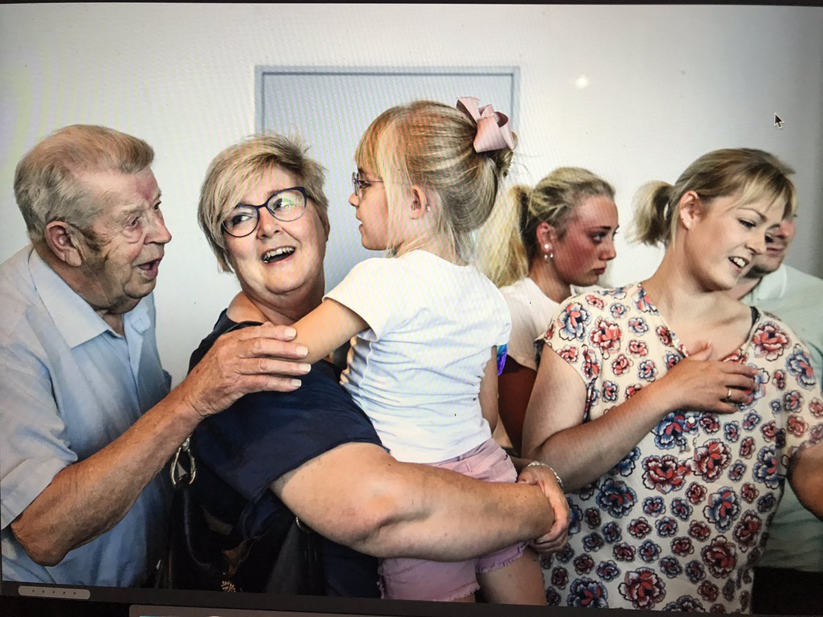 bentbachnielsen's tweet photo. Nordjyske familie, som var tæt på at brænde inde på græsk hotel landede torsdag i @AalborgLufthavn #oldefar tog også imod - se @NordjyskePlus @nordjyskedk @dk4 #nordjyskefoto #pressefoto https://t.co/ogYvWv0sp4