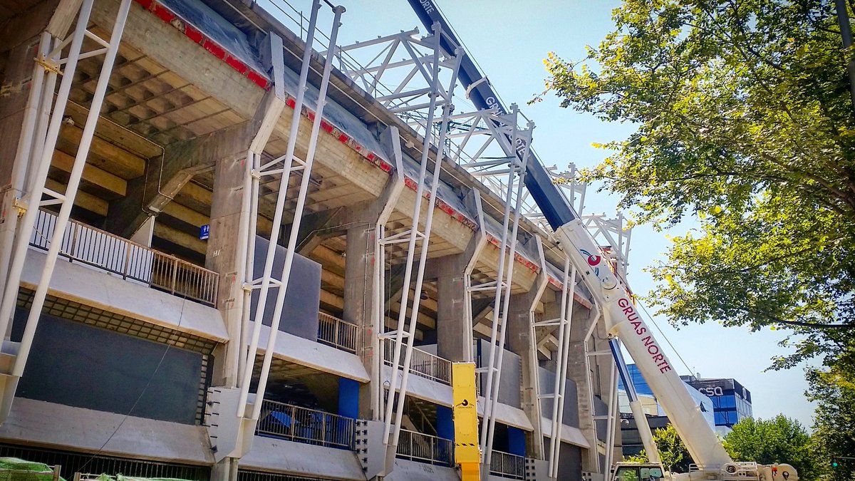 #Coruña | Colocando ya en la grada de tribuna las enormes piezas que soportarán su cubierta. #EstadioDeRiazor