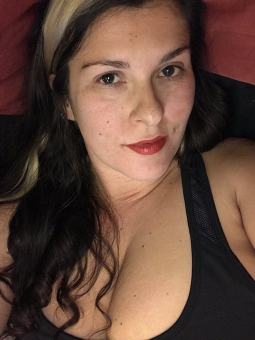 The return of Violet... I&rsquo;ll be on cam most of the afternoon. If you were planning to spoil me with tokens