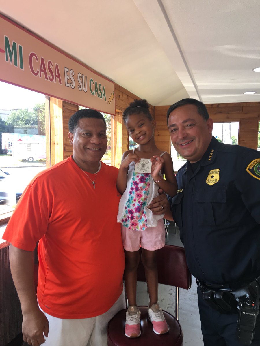 ArtAcevedo's tweet photo. Thank you to this cutie and her grandpa for making my day by saying hi and melting my heart with her smile and his comments about the excellence of our @houstonpolice team. The Police and the community are truly one in the same. #RelationalPolicing https://t.co/VqoGHG28pN