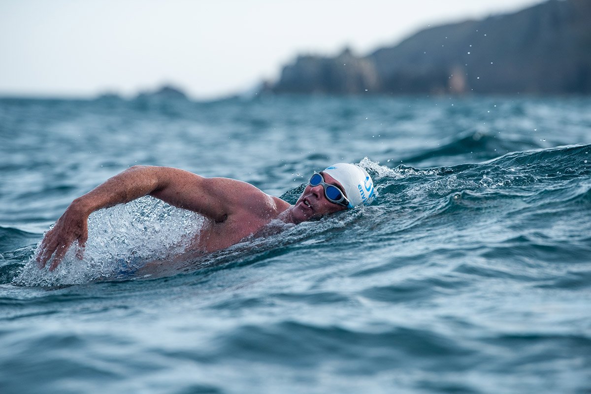 GeographicalMag's tweet image. Ocean ambassador @LewisPugh has literally thrown himself into the problem of single-use plastics – currently swimming the length of the English Channel geog.gr/longswim