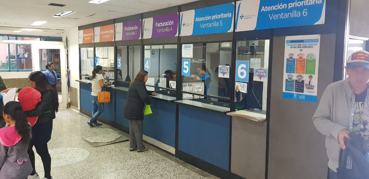 SectorSalud's tweet photo. #Hoy en el Hospital de Kennedy tras la alta presencia de usuarios se desplegó un plan de contingencia en las ventanillas de atención que permitió resolver en tiempo récord la congestión que se presentó durante las primeras horas del día. #BuenasNoticias https://t.co/bbIcwpDmFh