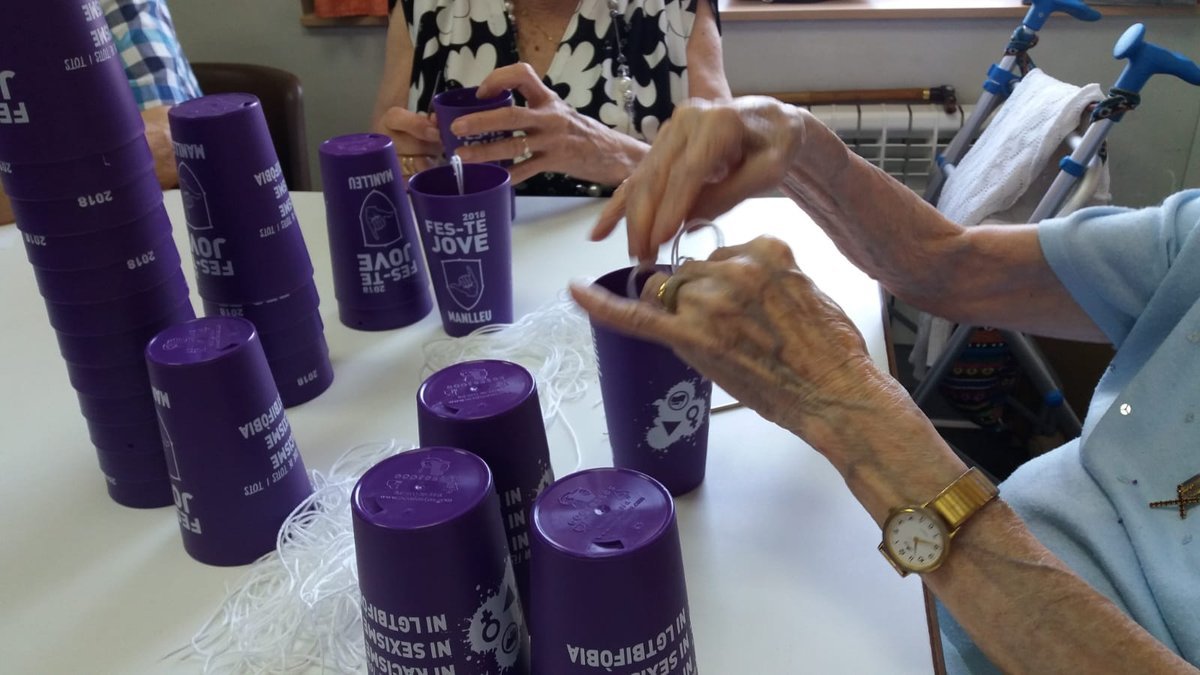 👵👴 Aquests dies els avis i àvies de la Residència Aura de #Manlleu estan enfilant els 2.000 gots de Cantabars. Mil gràcies per la vostra col·laboració, sou genials! 😊🤙 #FesteJove18