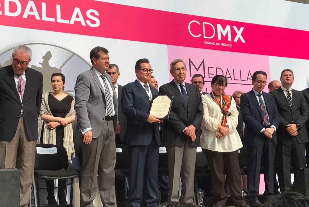 Agradezco el reconocimiento de manos del ingeniero <a href="/c_cardenas_s/">Cuauhtémoc Cárdenas</a>, seguiremos trabajando en el impulso de mejores gestiones gubernamentales para la capital del país. <a href="/amievajoserra/">José Ramón Amieva</a>