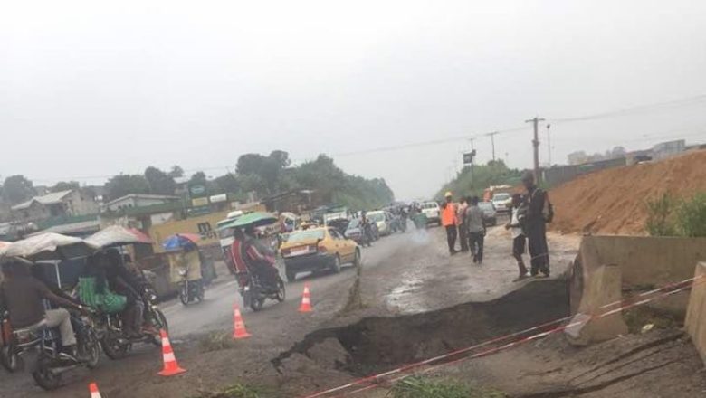 L’affaissement d’une buse coupe la circulation sur l’axe #Douala-Yaoundé. Plus de détails 👉ow.ly/Sf5a30l8eBe #Yaounde #Cameroun