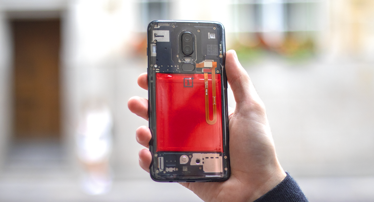 Retweete und folge innerhalb der nächsten 72 Stunden und du hast die Chance, dieses exklusive, von <a href="/ZacksJerryRig/">JerryRigEverything</a> personalisierte OnePlus 6 zu gewinnen! Für Details siehe: onepl.us/g9