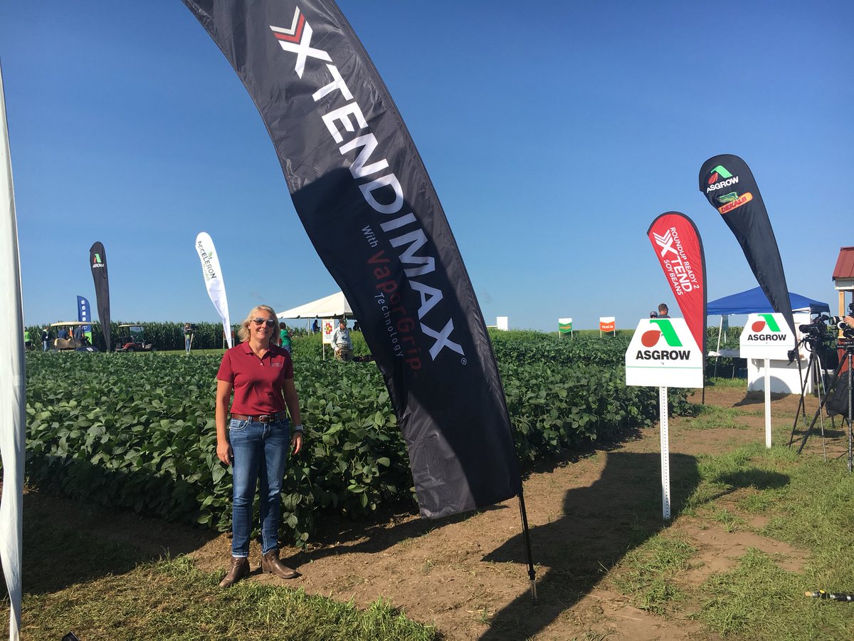 ShannonHauf's tweet photo. Just another day in the office.  I was born for this. 🌽 #AgPhDFieldDay2018 #outstandinginmyfield  @Asgrow_DEKALB @HeftySeed https://t.co/nVhDruUUxq