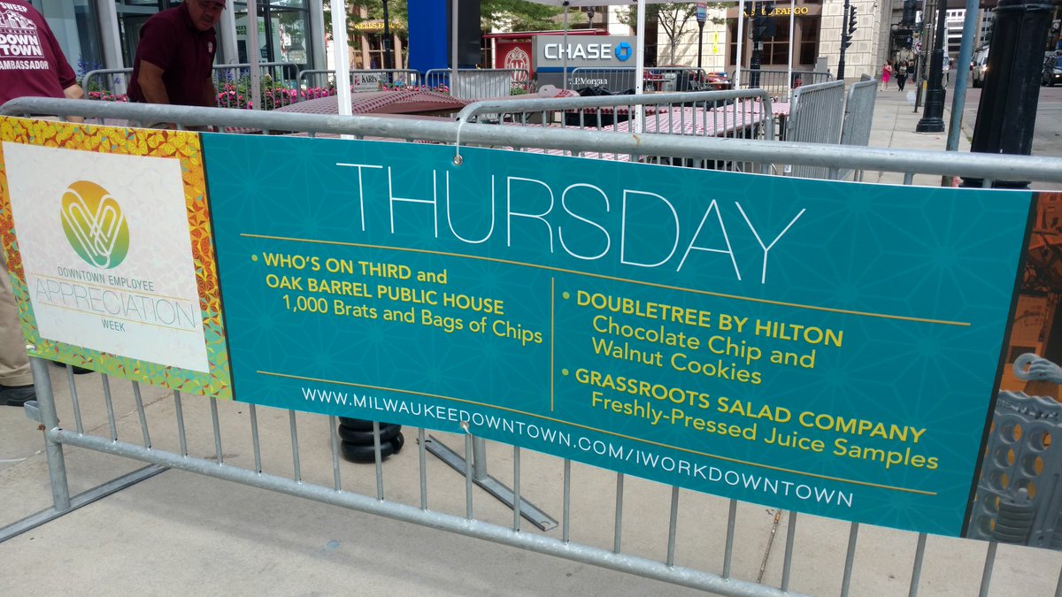 MilwDowntown's tweet image. Today at lunch: 
1,000 brats &amp;amp; bags of chips from @WhosonThirdMKE @OakBarrelMKE 
1500 cookies from @DoubleTreeMKE 500 juice samples from @ieatgrassroots! 

Free lunch for downtown employees starts 11:45 am at Chase Tower. Thanks to Farbman Group for hosting us! #IWorkDowntownMKE