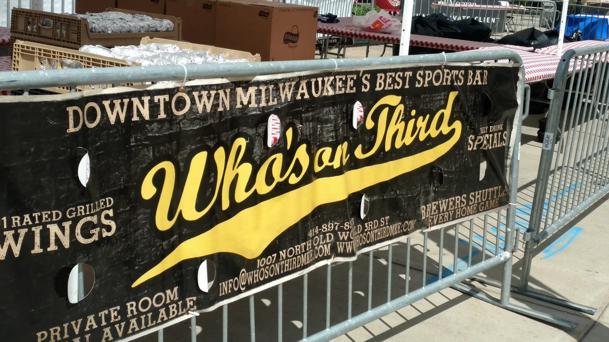 MilwDowntown's tweet image. Today at lunch: 
1,000 brats &amp;amp; bags of chips from @WhosonThirdMKE @OakBarrelMKE 
1500 cookies from @DoubleTreeMKE 500 juice samples from @ieatgrassroots! 

Free lunch for downtown employees starts 11:45 am at Chase Tower. Thanks to Farbman Group for hosting us! #IWorkDowntownMKE