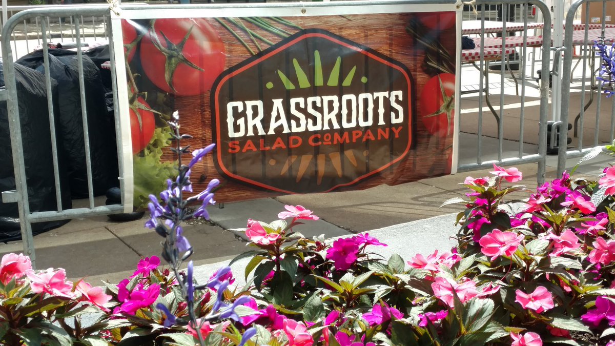 MilwDowntown's tweet image. Today at lunch: 
1,000 brats &amp;amp; bags of chips from @WhosonThirdMKE @OakBarrelMKE 
1500 cookies from @DoubleTreeMKE 500 juice samples from @ieatgrassroots! 

Free lunch for downtown employees starts 11:45 am at Chase Tower. Thanks to Farbman Group for hosting us! #IWorkDowntownMKE