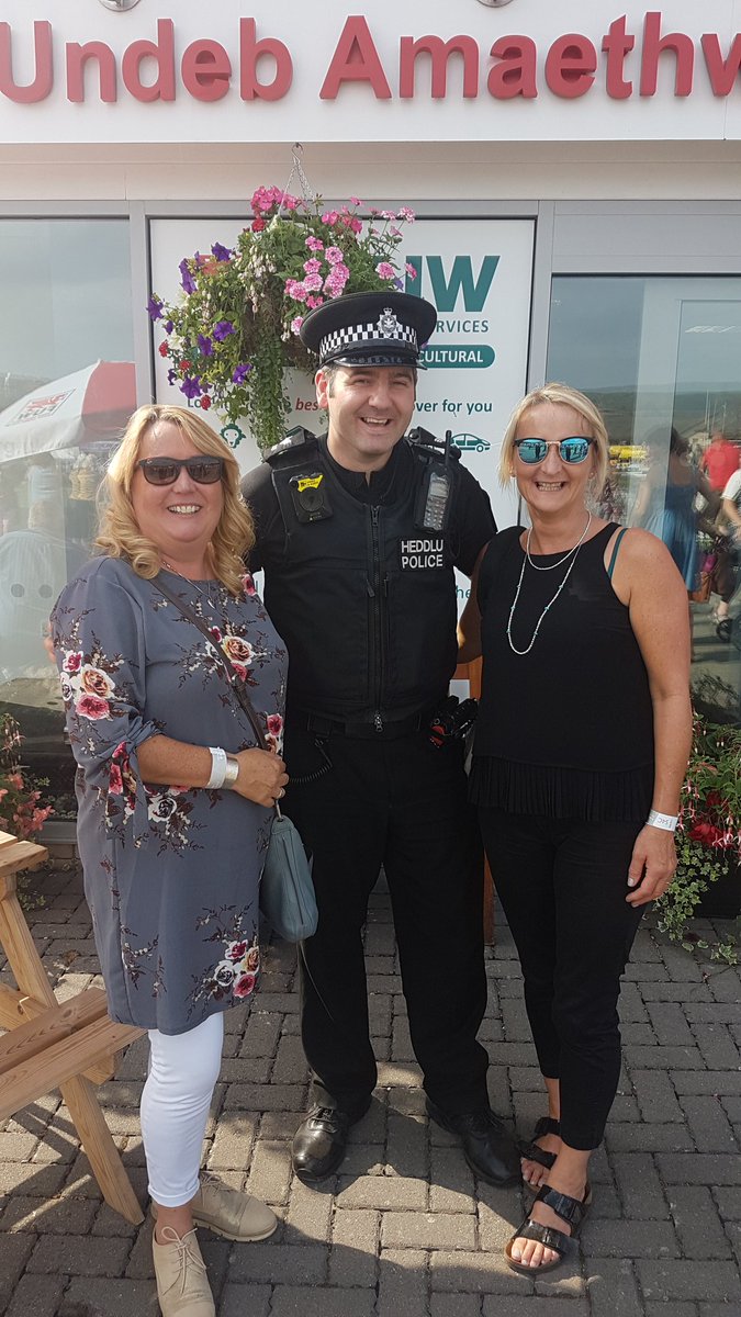 PSTomMarshall's tweet photo. As a passing member of the public was heard to say; "A rose between two thorns" @royalwelshshow #739family. https://t.co/h0MB5GpuUW