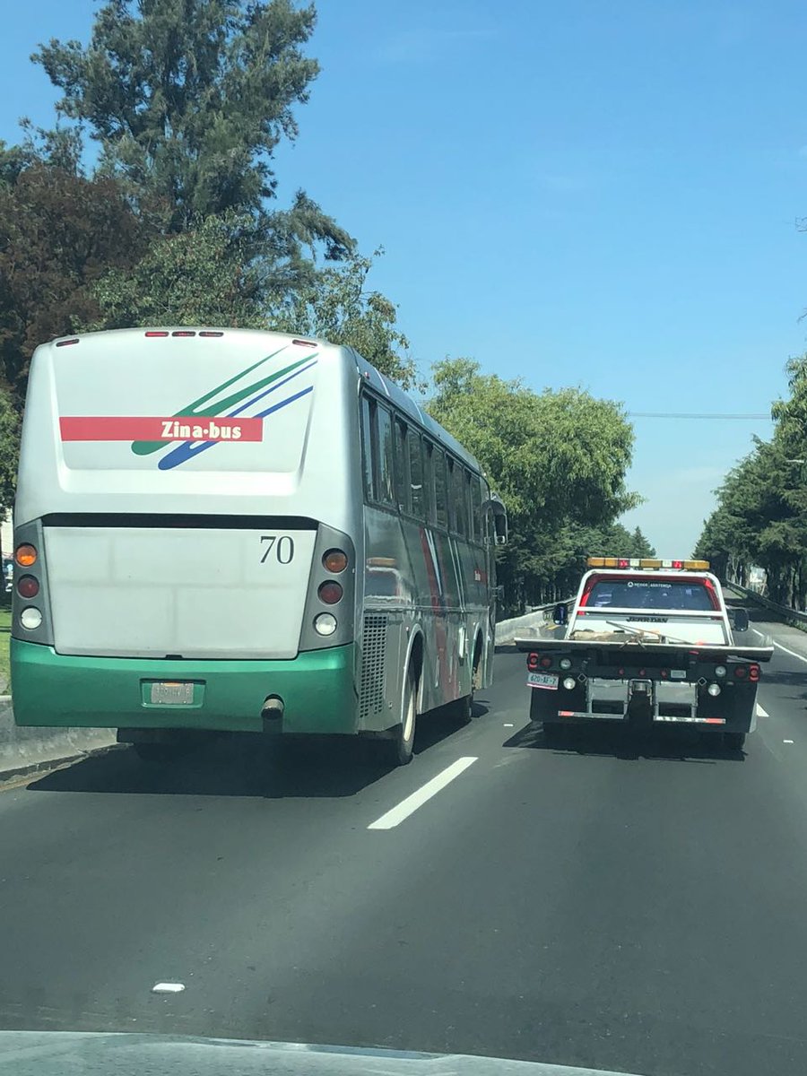 ADNoticiasMex's tweet photo. #AlertaVialAD

El autobús con número económico 70 de la empresa Zina-bus circula sobre los carriles centrales de Paseo Tollocan, a pesar de que el reglamento de tránsito estipula que la circulación de estos vehículos debe de ser por los carriles laterales. https://t.co/4pEU9otdk6