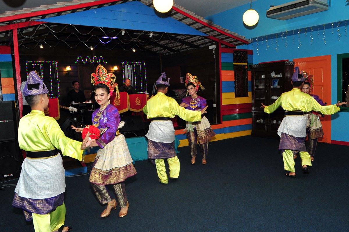 myjointforce's tweet image. Peserta TTX ADMM-Plus EWG on HADR 2018 menikmati hidangan Malaysia di Restoran Rebung @datochefismail 
#DefenceDiplomacy
#Interoperability 
#teamingforsuccess
#ADMMPlusEWGonHADR
@MINDEFMalaysia @MarkasATM