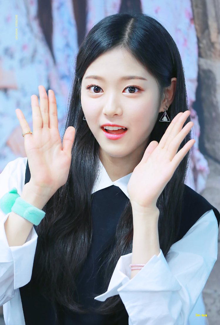 hyunjinsus's tweet photo. this ain’t no regular visual, this is a high class visual.. bitch this is a vïsuále https://t.co/SLbxNIGFjr