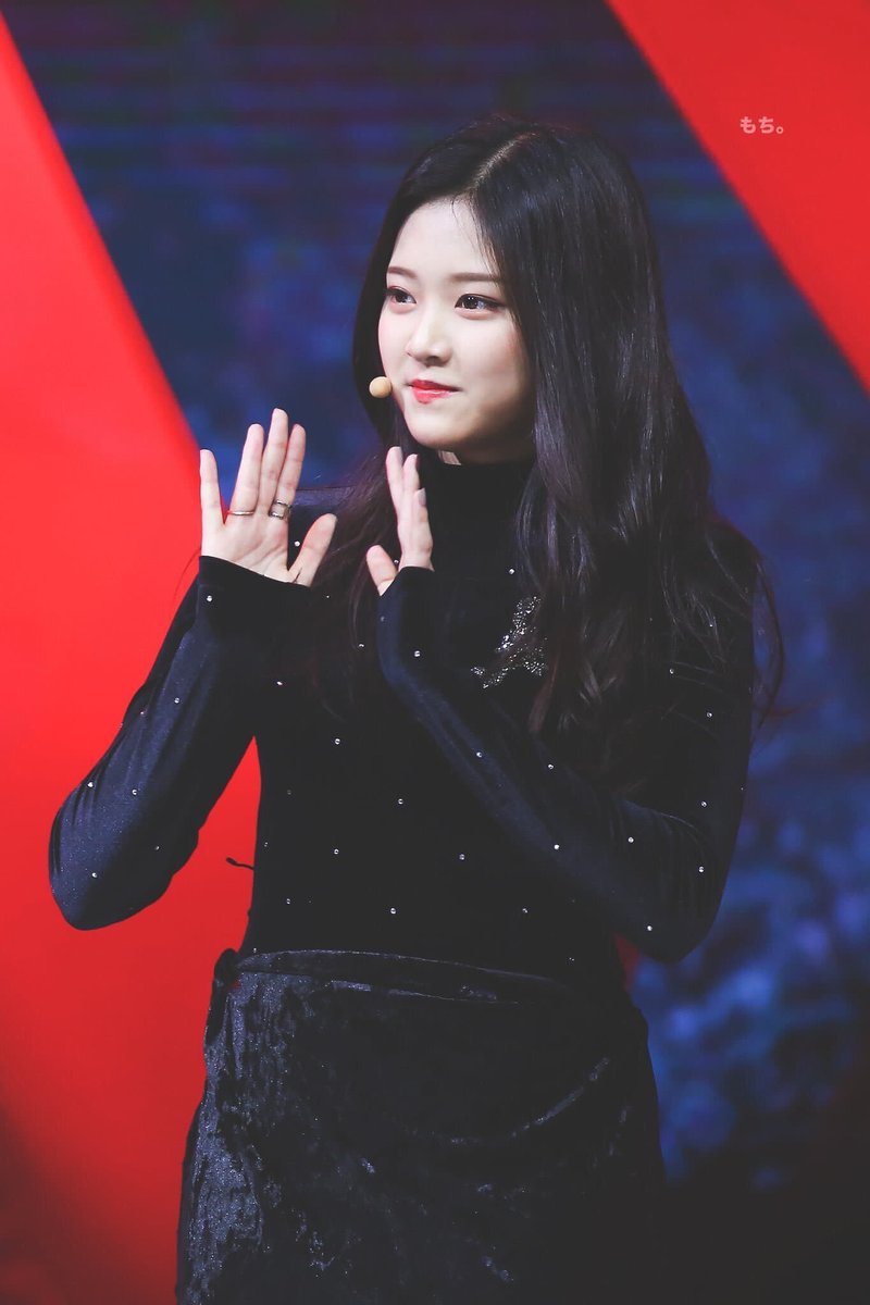 hyunjinsus's tweet photo. this ain’t no regular visual, this is a high class visual.. bitch this is a vïsuále https://t.co/SLbxNIGFjr