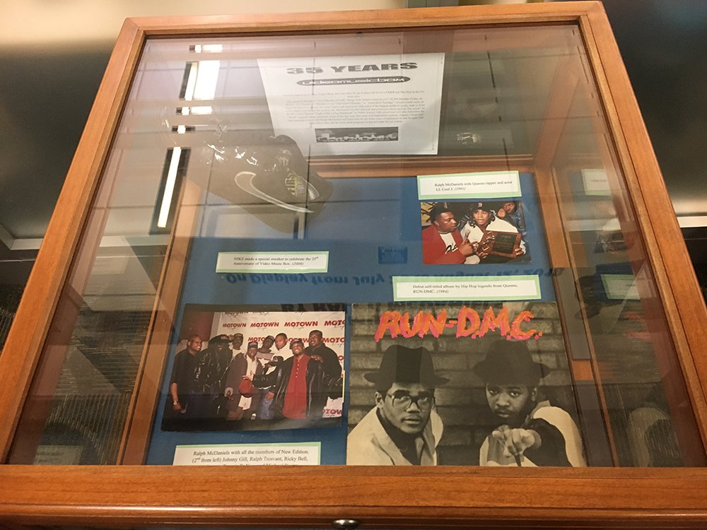 QPLNYC's tweet image. Thank you to everyone who joined us for our @VideoMusicBox 35th Anniversary Celebration! Congratulations to Ralph McDaniels—and don’t miss the #VMB35 exhibit at #CentralLibraryJamaica! #HipHop #QLHipHop