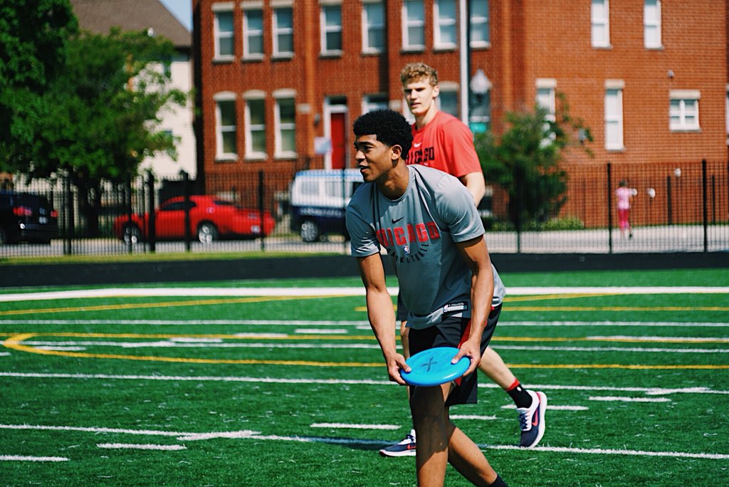 chicagobulls's tweet photo. A little ultimate frisbee action after an outdoor workout 👌 https://t.co/FSU8xuMLL1