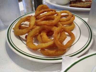 SolaCepa's tweet photo. Here's a review of onion rings from The Golden Egg in Ypsilanti, Michigan. Despite their simple appearance, they are densely packed with flavor, though perhaps a bit too dense and sticky for refined texture. https://t.co/3fFdNhYL9i #OnionRings #FoodReview #SolaCepa https://t.co/pq60RCCAiF