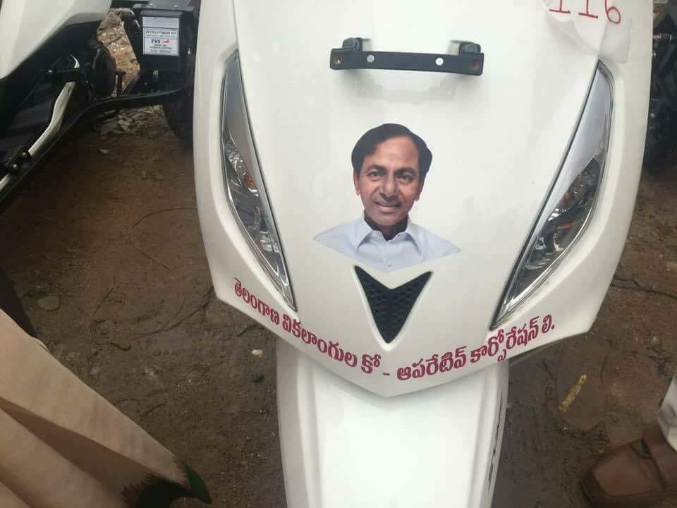 DindigalaRajen1's tweet photo. మన ముఖ్యమంత్రి కె.సి.ఆర్ గారి సహకారంతో 7.84 కోట్ల తో డిగ్రీ ఆపై చదువుకునే శారీరక వికలాంగులకు 100% సబ్సిడీపై 465 మూడు చక్రాల మోటర్ వాహనాలను,మూగ - చెవిటి విద్యార్థులకు 4జి స్మార్ట్ సెల్ ఫోన్స్ ను,అంధులకు ప్రత్యేక software  ఈ నెల 28న నాంపల్లిలోని ఎగ్జిబిషన్ గ్రౌండ్స్ అందజేయనున్నారు. https://t.co/KuRyjBzFRa