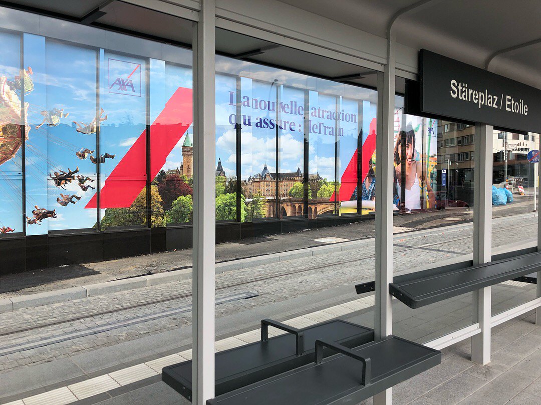 AXALuxembourg's tweet photo. Ce vendredi nous sommes très heureux d’accueillir le @tram_luxembourg de @CityLuxembourg 🚆à la station #Stareplaz #Etoile 🤩 alors nous l’affichons fièrement sur notre façade 😉 
#GoodMorningStareplaz https://t.co/AWl6NlGMyn