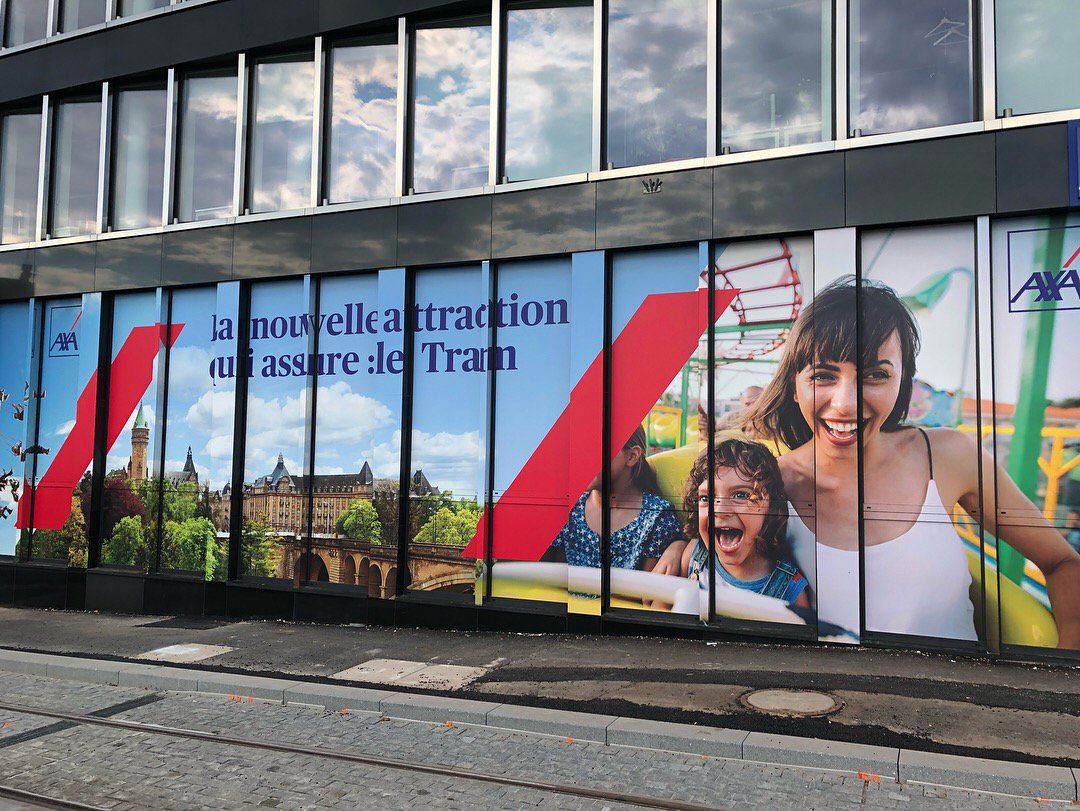 AXALuxembourg's tweet photo. Ce vendredi nous sommes très heureux d’accueillir le @tram_luxembourg de @CityLuxembourg 🚆à la station #Stareplaz #Etoile 🤩 alors nous l’affichons fièrement sur notre façade 😉 
#GoodMorningStareplaz https://t.co/AWl6NlGMyn