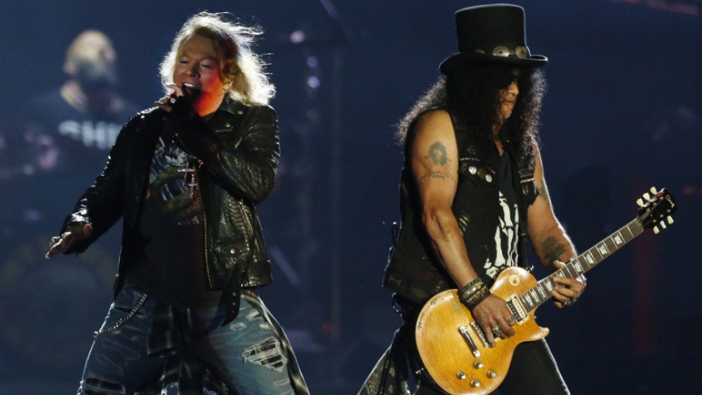 Axl Rose sings happy birthday to Slash in the middle of the concert  