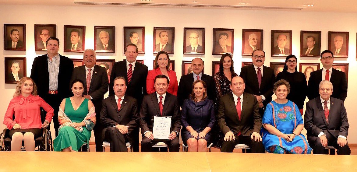 JuntasXDurango's tweet photo. Felicitamos a @osoriochong por ser elegido para coordinar la bancada del @PRI_Nacional en el @senadomexicano Su capacidad para construir acuerdos y gran experiencia en el ámbito legislativo y político conducirán a obtener los mejores resultados para México 🇲🇽¡Enhorabuena! https://t.co/4h3s5ERQAr