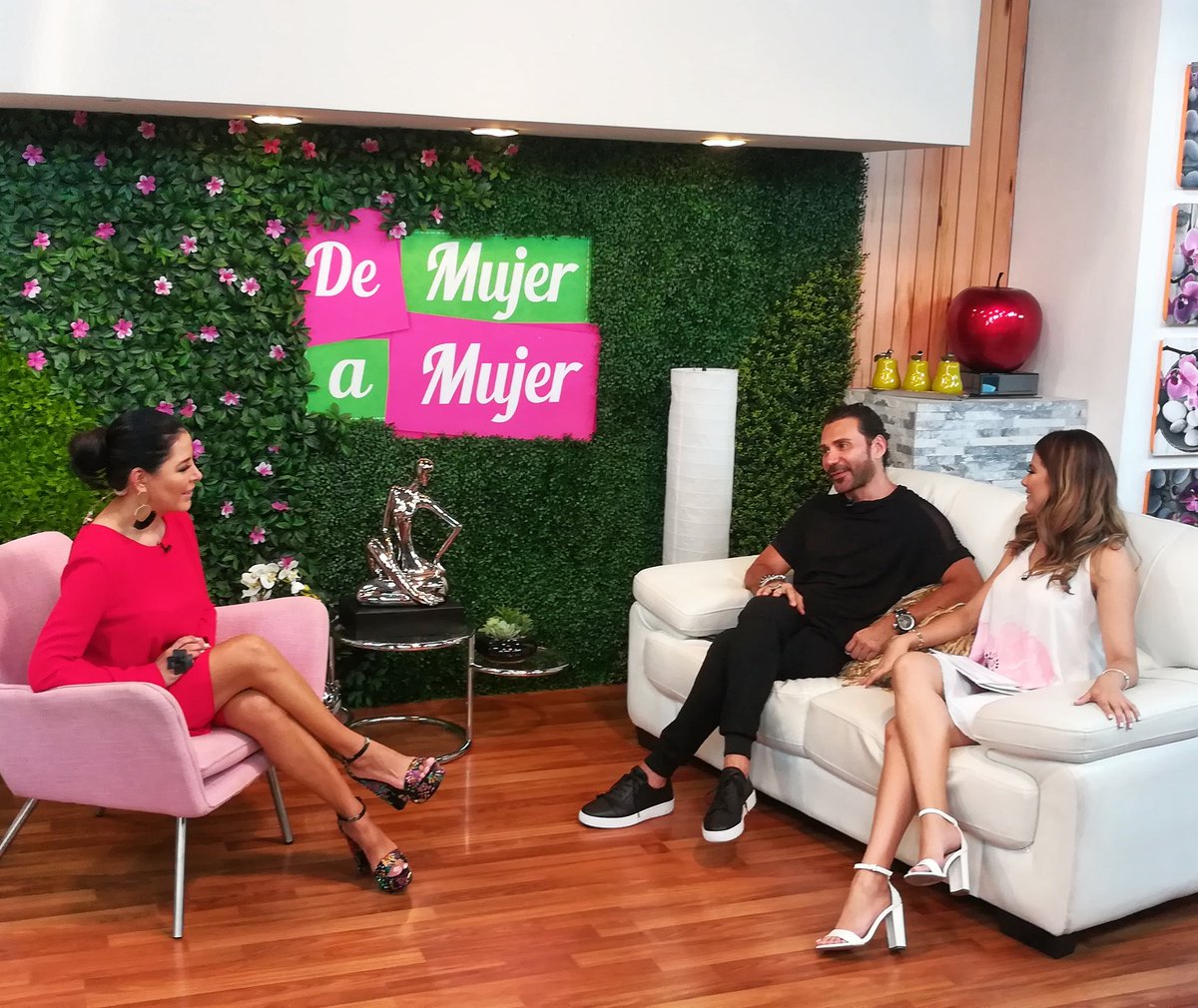 DMujer33's tweet photo. ¿Cómo lograr el bronceado perfecto? Con @EduMatheu en el set de De Mujer a Mujer. https://t.co/4jINi680SJ