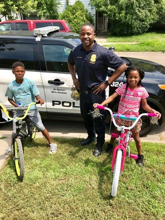 MedtronicJobs's tweet image. After telling his sister it was raining free bikes, one more of the Medtronic Energy and Component Center assembled bikes finds a good home! #MDTProud #MissionInMotion #Project6