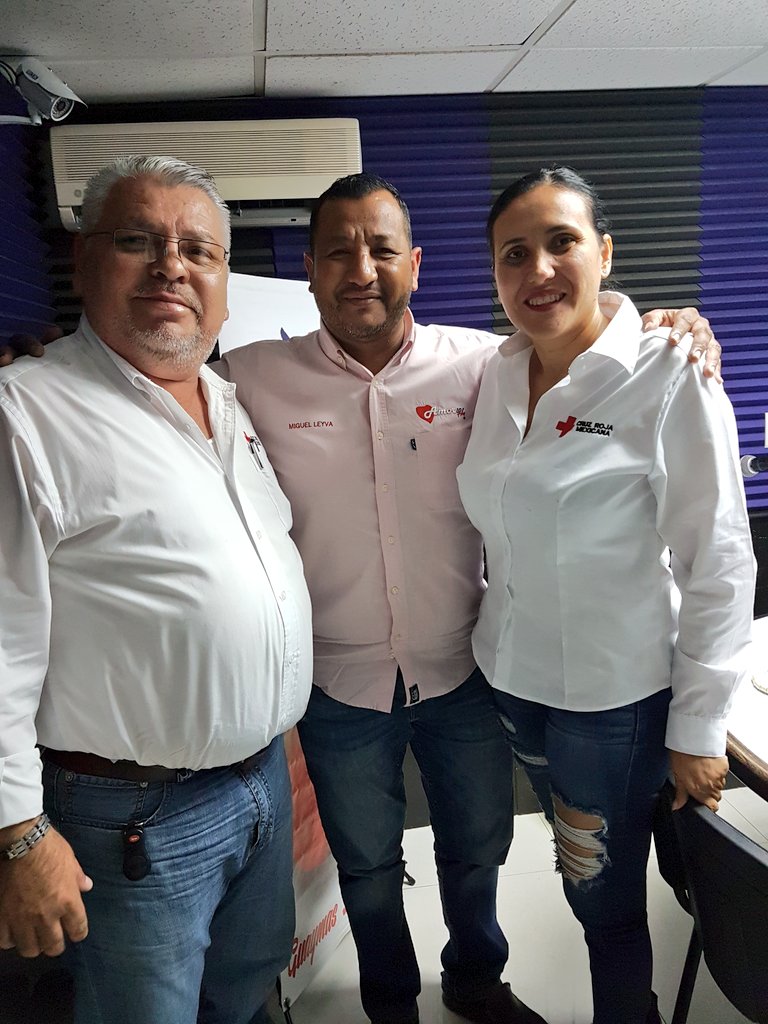 CruzGys's tweet photo. En el programa "Hechos la mocha" con el buen amigo @mikeleyva75. Gracias por recibirnos en @amor101oficial https://t.co/UFN3pl4wT5