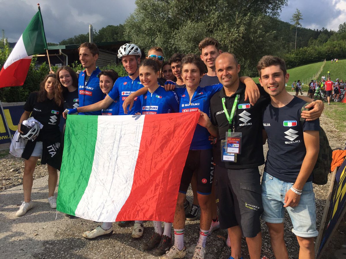 ACCPI1946's tweet photo. #EUROPEI #MTB: A #Graz è subito oro nel #teamrelay!
Complimenti a Luca #Braidot, Marika #Tovo, Filippo #Fontana, Chiara #Teocchi e Juri #Zanotti primi nella staffetta, davanti a Svizzera e Danimarca. #EuroMTB18 https://t.co/rGVNvflQOS