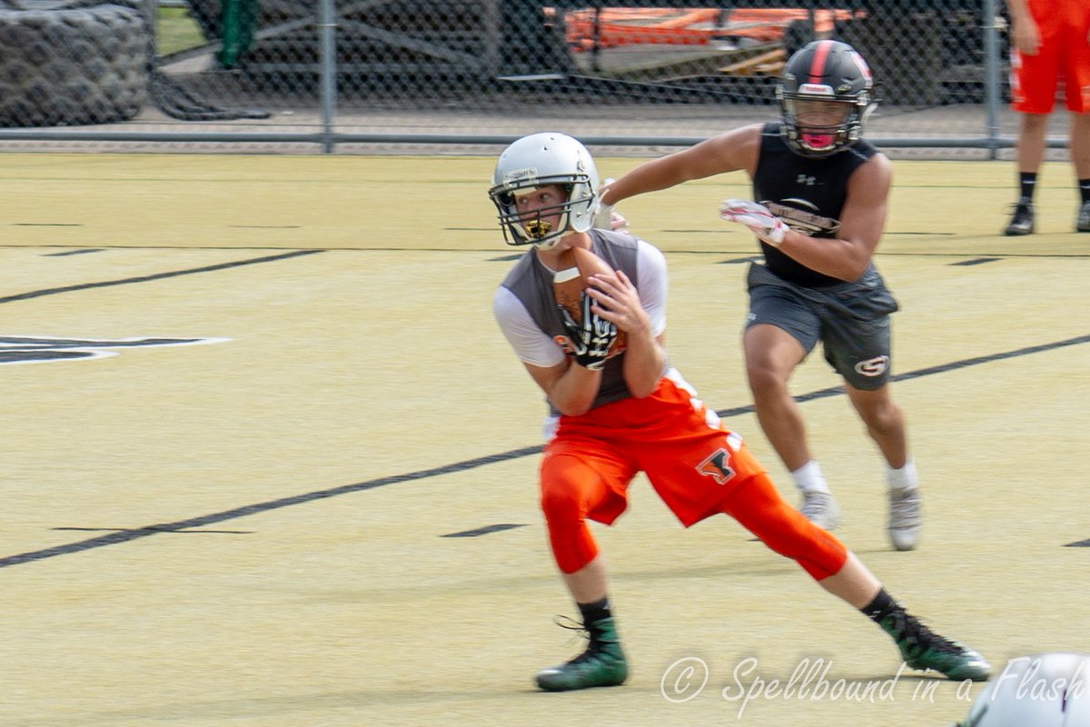 SpellboundFlash's tweet photo. Catch. Turn. Move.
#football #7on7football #footballtime #lovefootball #skillplayer #highschoolfootball #youghcougars #yough #sports #sportsphotography #sportsphoto #photo #photography #sportsphotographer #nikon #NikonD7200 #spellboundinaflash #greensburgphotographer https://t.co/Uu2qV9E55n