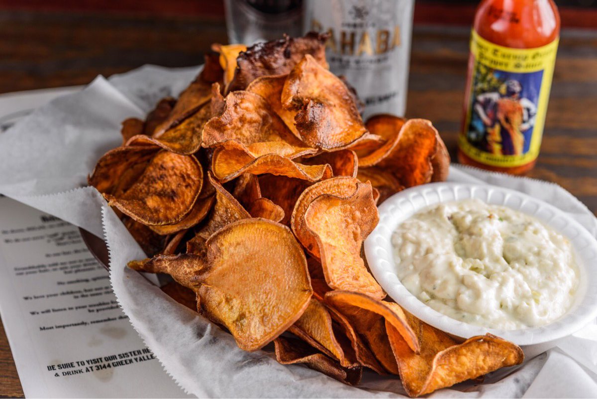 TheRidgeEat's tweet image. Sometimes you just need a dip. If you’re jonesing for a good snack our Sweet Potato Chips are on point! 
Crispy fried sweet potatoes served with our heavenly blue cheese &amp;amp; bacon dip. #digit #dippin #snackheaven @3FriendsandFork @eatbhamblog