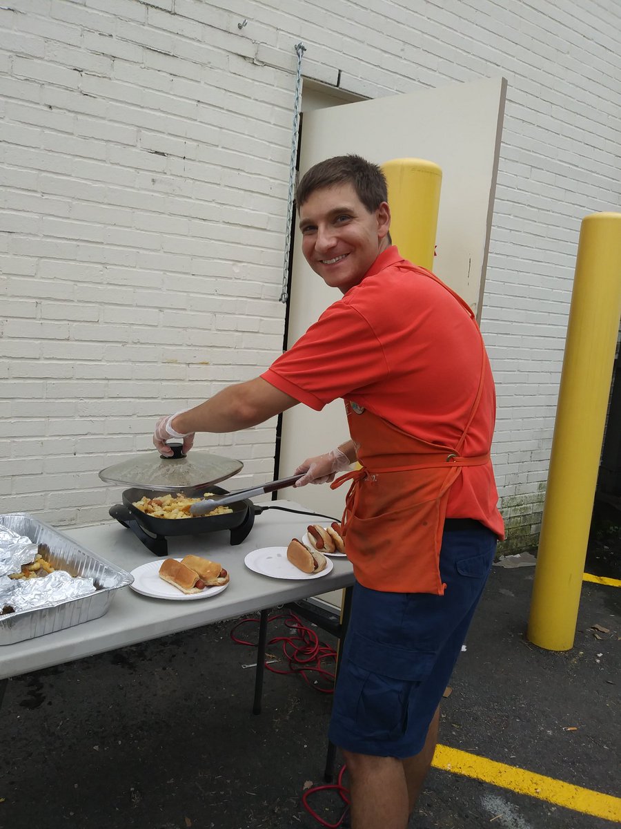 Carmen_I_Rod's tweet photo. Brown bag @0983...Ummm, Hot dogs and fries @jazzyd3601 @MichelleMkuar https://t.co/9bTnRrItkv
