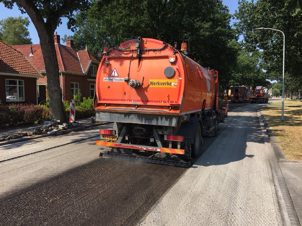 MaikelWelmers's tweet photo. Vandaag #voorbereiding @Noordenveld #roden Leeksterweg morgen #asfalt #warminwarm 3machines #roodzwartrood @Roelofsgroep https://t.co/uRyHbKpqpV