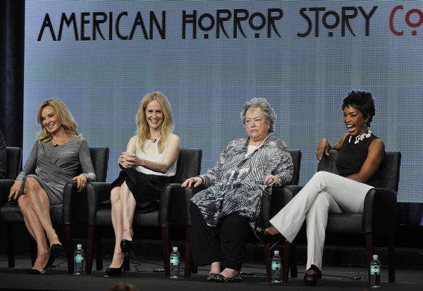 Mundo_AHS_'s tweet photo. American Horror Story volverá a tener un evento en la #TCA18. Participarán Sarah Paulson, Evan Peters, Kathy Bates, Emma Roberts, Adina Porter y Billie Lourd y se revelará nueva información sobre #AHSApocalypse. https://t.co/ANZN9MjLZH