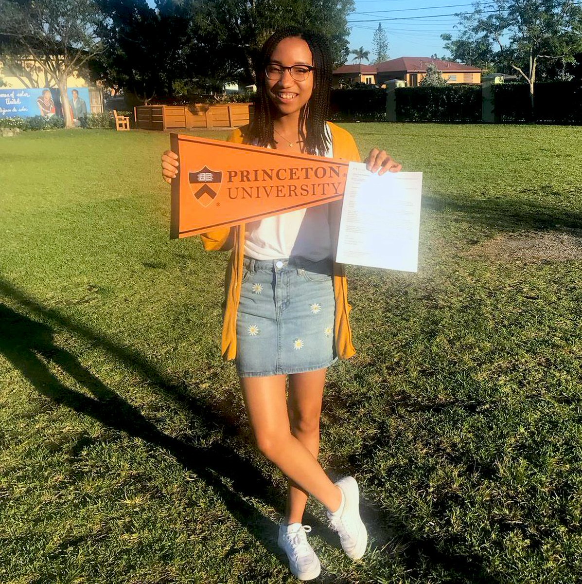 LEDA_Scholars's tweet photo. We have a special #LEDAScholarTakeover on Snapchat today, presented by Co.14 #LEDAScholar Danielle! Our Scholars visited NYC, touring @BarnardCollege and @Columbia, learning about improv at @ucbtny, and exploring #TimesSquare. Don't miss Danielle's Snap Story at leda_scholars! https://t.co/pzrBpvbMeb