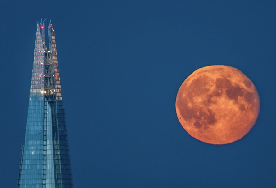 InViewOpticians's tweet image. The LUNAR ECLIPSE  is due to occur tomorrow around 21:10 BST. An eclipse of the moon. It’s perfectly safe to watch with your naked eye as you are only looking at the moon. A total lunar eclipse is when the earth’s shadow completely covers the moon. 
#BelmontCircle #Harrow