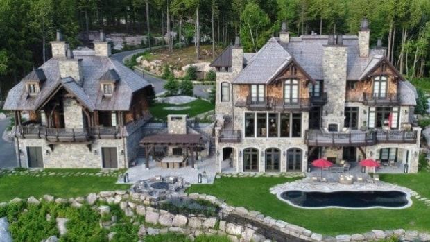 hockeynight's tweet photo. Penguins great Mario Lemieux puts Quebec chateau on the market 🏰 https://t.co/7JXNHoykxZ https://t.co/gAx1lCpzmo